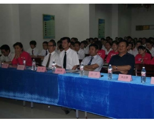 集團(tuán)領(lǐng)導(dǎo)在歌詠比賽現(xiàn)場(chǎng)